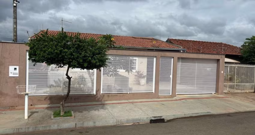Casa para Venda em Londrina, Aragarça, 3 dormitórios, 1 suíte, 2 banheiros, 2 vagas
