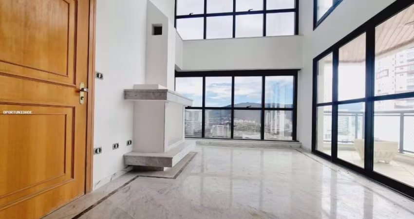 ANDAR INFERIOR: Sala com pé direito duplo, para 3 ambientes: LAREIRA, ESTAR e JANTAR, com varanda e pisos em mármore. La