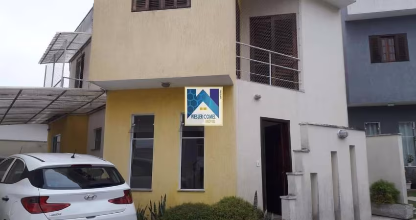 Com 3 dormitórios, sendo 1 suíte, possui 2 banheiros, 2 vagas de garagem, 1 sala, localizado em condomínio.