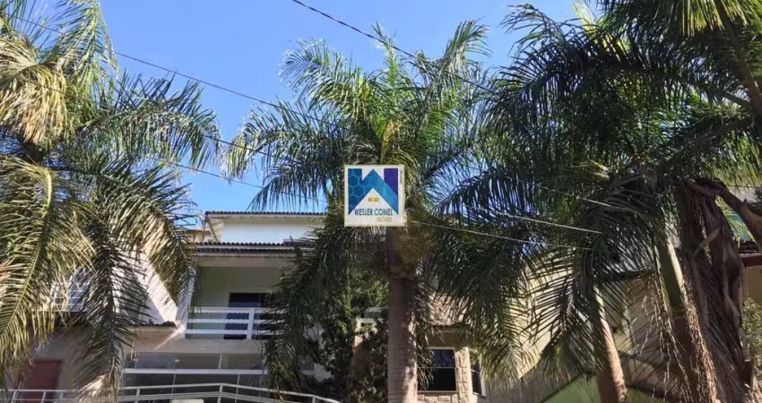 Com 4 dormitórios, sendo 4 suítes, possui 7 banheiros, 5 vagas de garagem, 4 salas, encontra-se mobiliado, localizado em