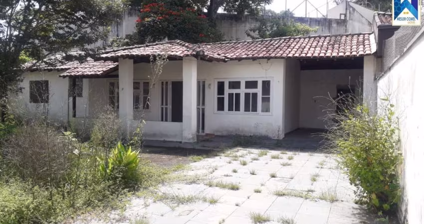 Com 3 dormitórios, sendo 3 suítes, possui 4 banheiros, 10 vagas de garagem, 4 salas, aceita permuta.