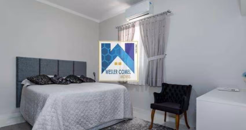 Casa térrea,  com 3 dormitórios,  sendo 1 suíte, a  cozinha, sala de jantar e salade estar/TV são integradas, 1 banheiro social, toda mobiliada com planejados sob medida, amplo qui