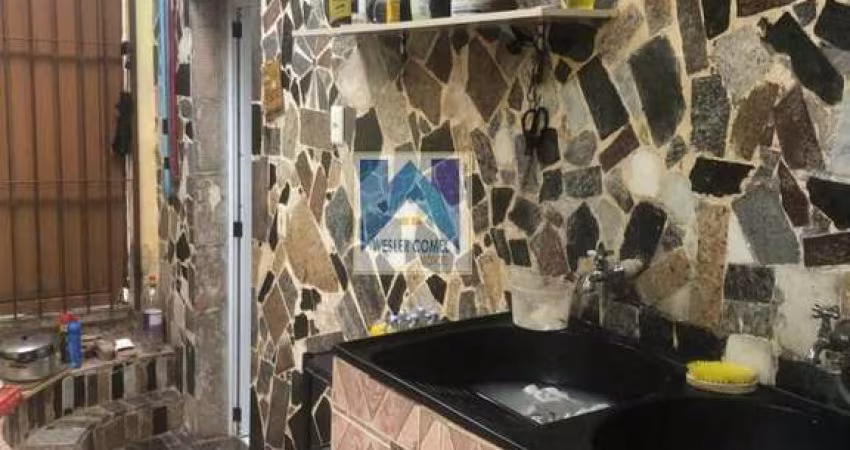 A casa está à disposicão para seu conforto, possui 2 dormitórios, 2 banheiros, 1 garragem, 1 sala e tudo isso para aconchego da sua família, e com uma bela vista, tem uma àrea espa