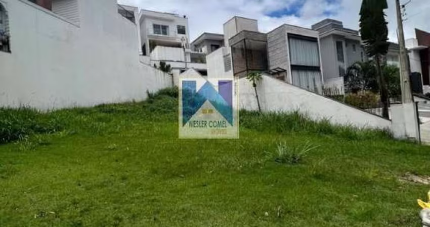 Imagine ter a oportunidade de investir em um terreno localizado em uma das regiões mais promissoras de Mogi das Cruzes, o Residencial Mosaico da Serra. Este lote de 300 m² está si
