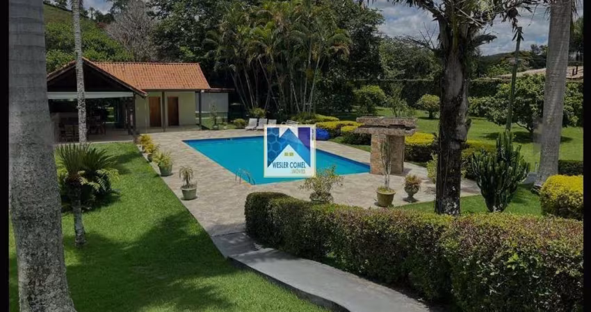 Esta charmosa chácara é um verdadeiro refúgio, ideal para quem busca tranquilidade e contato com a natureza, sem abrir mão do conforto. A propriedade conta com 4 dormitórios, sendo