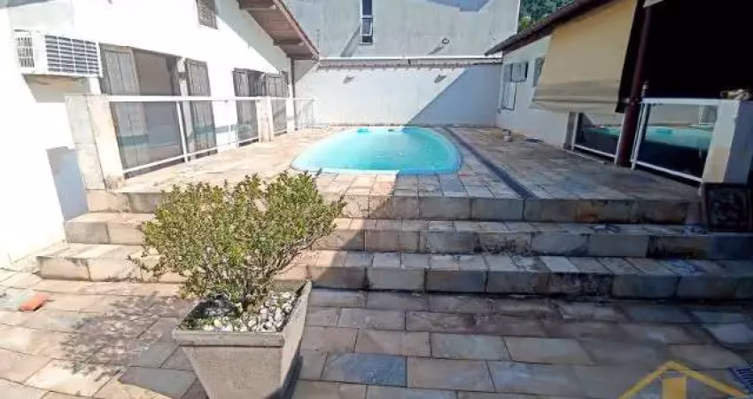 Casa terrea com 03 dormitórios e piscina á venda no jardim guaiuba - ref.: 5954
