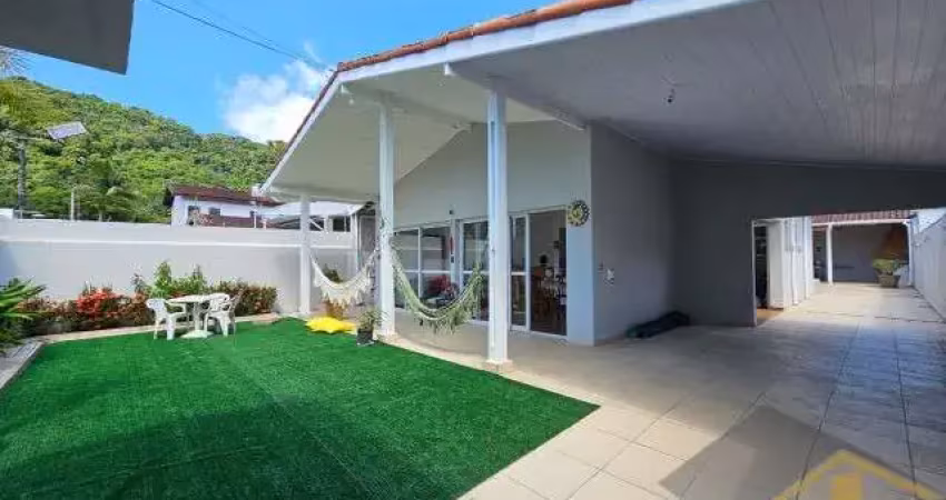 Casa terrea com 03 dormitórios e piscina á venda no jardim guaiuba - ref.: 5954