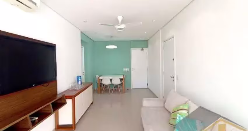 Apartamento reformado  à venda com 02 dormitórios em prédio frente mar na praia das astúrias - ref.: 5890