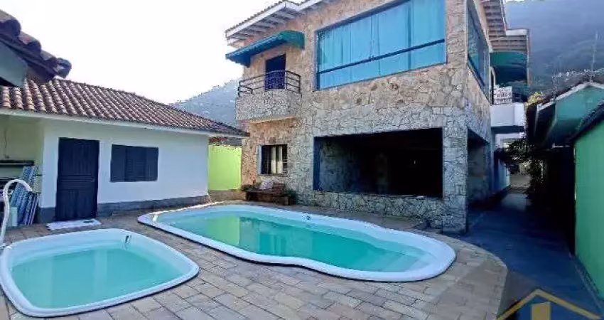 Sobrado com 05 suítes e ampla área de lazer com piscina e churrasqueira na praia do guaiuba - ref.: 4737