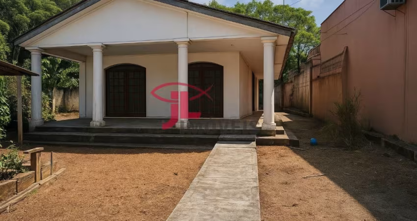 Casa com localização privilegiada no centro de Antonina!