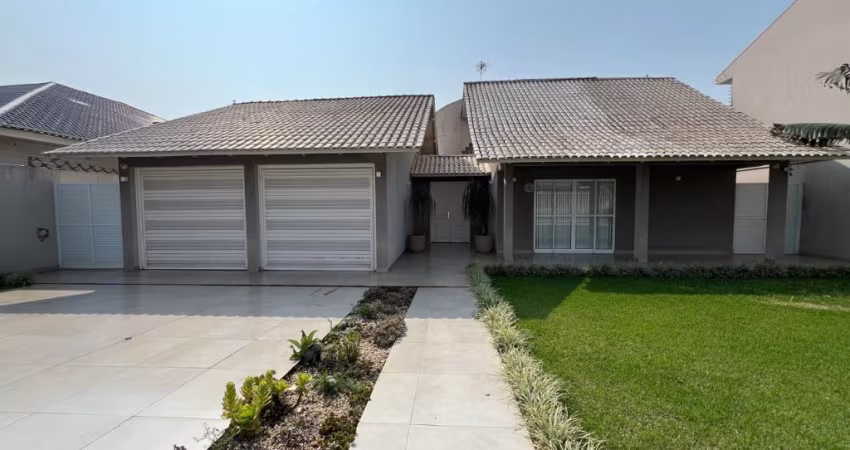 Oportunidade Única!  Casa de 309m² em Lote de 1100m² no Bairro Country