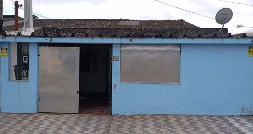 Casa térrea com edícula e área de lazer á venda em São Vicente