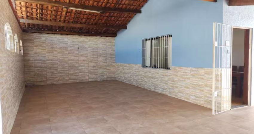 Casa ampla com quintal grande no Solemar em Praia Grande -SP