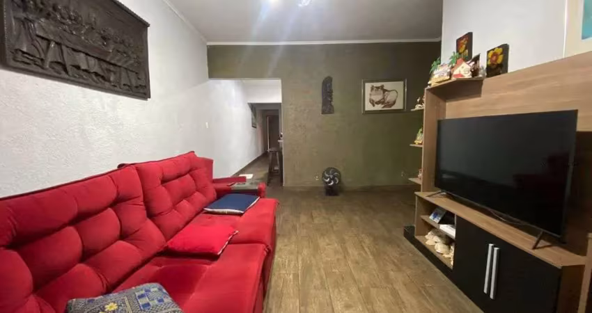 Casa térrea com 2 dormitórios sendo 2 suítes no bairro caiçara