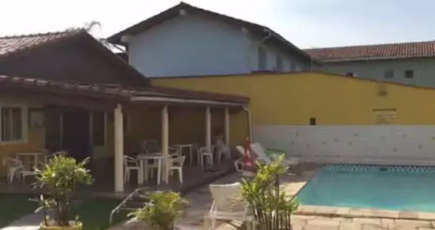 Sobrado em condominio fechado com piscina 100 metros da praia!