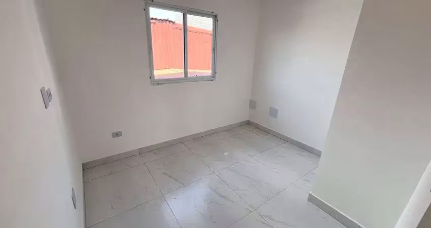 Casa de condomínio na vila tupi, 2 dormitórios com suíte! sobreposta alta!
