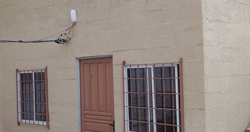 Casa / sobrado ,andar de cima ,02 quartos banheiro  tanque levar, roupa'