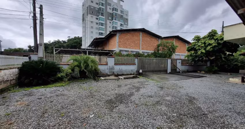 Terreno grande para construção localizado no bairro barra do rio molha