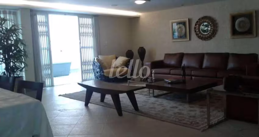 Casa com 3 quartos para alugar na Rua Bernardino de Campos, --, Campo Belo, São Paulo