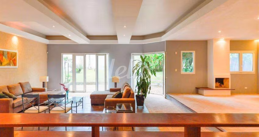 Casa com 4 quartos para alugar na Avenida Diógenes Ribeiro de Lima, --, Alto de Pinheiros, São Paulo