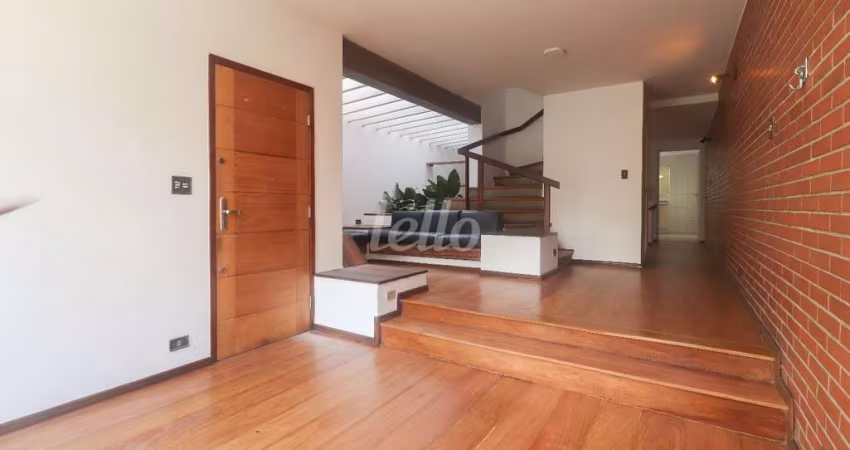 Casa com 3 quartos para alugar na Rua Doutor Sabóia de Medeiros, --, Vila Mariana, São Paulo