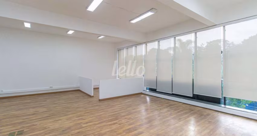 Prédio com 12 salas para alugar na Praça Whitaker Penteado, --, Vila Guarani, São Paulo
