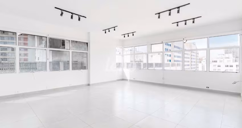 Sala comercial com 3 salas para alugar na Rua Cardeal Arcoverde, --, Pinheiros, São Paulo