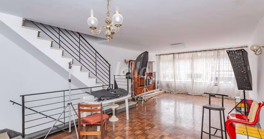Casa com 3 quartos para alugar na Avenida Piassanguaba, --, Planalto Paulista, São Paulo