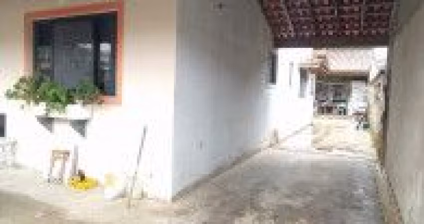 Casa no bairro Balneário Gaivota, em Itanhaém - localizado lado praia, em rua calçada.