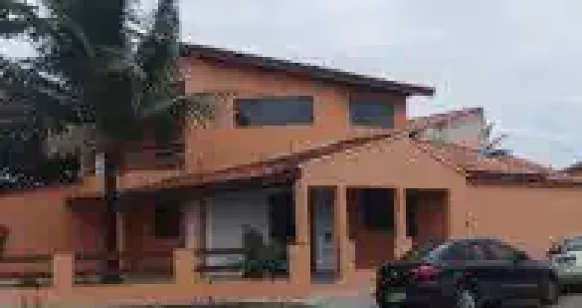 Casa no bairro Jardim Califórnia, em Itanhaém- localizada frente ao mar, em rua calçada.
