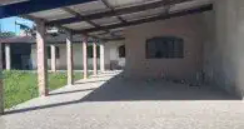 Casa no bairro Luizamar Mirim, em Itanhaém - sendo lado serra, em rua de terra.