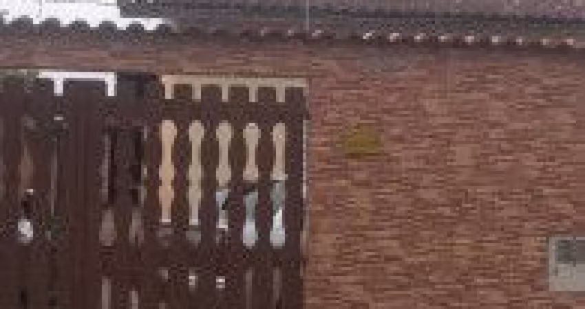 Casa no bairro Bopiranga, em Itanhaém - ficando lado praia, em rua de terra.