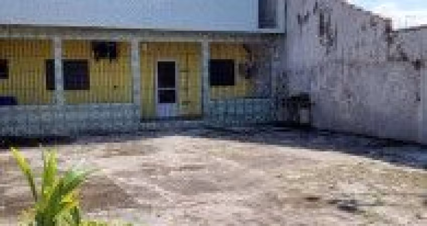 Casa no bairro Balneário Gaivota, em Itanhaém - sendo lado praia, em rua asfaltada.