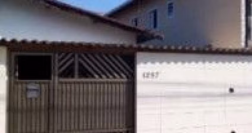 Casa no bairro Jardim Melvi, em Praia Grande - sendo lado serra, em rua calçada.