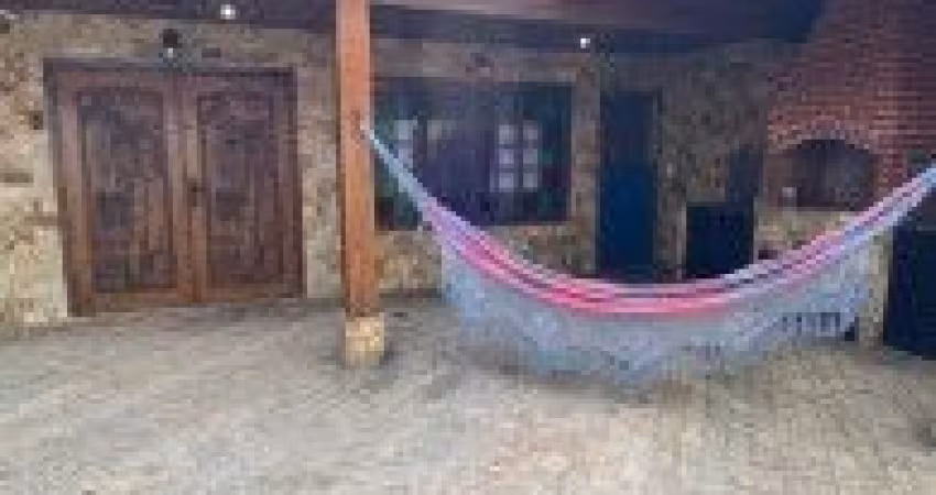 Casa no Centro de Itanhaém - localizada lado praia frente ao mar, em rua calçada.