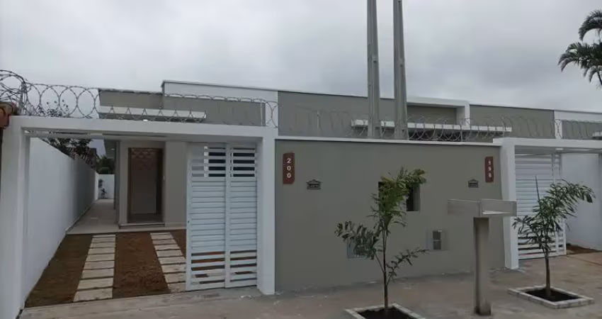 Ótima casa no bairro Cibratel 2, em Itanhaém - ótima localização, em rua calçada.