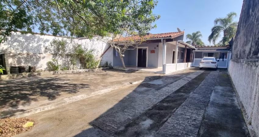 Ótima casa no bairro Luiza Mar Mirim, em Itanhaém - sendo lado praia, com acesso pavimentado.