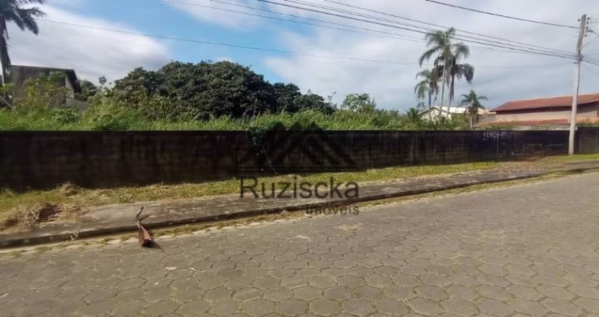 Terreno localizado no bairro Jardim São Fernando, em Itanhaém - acesso pavimentado.