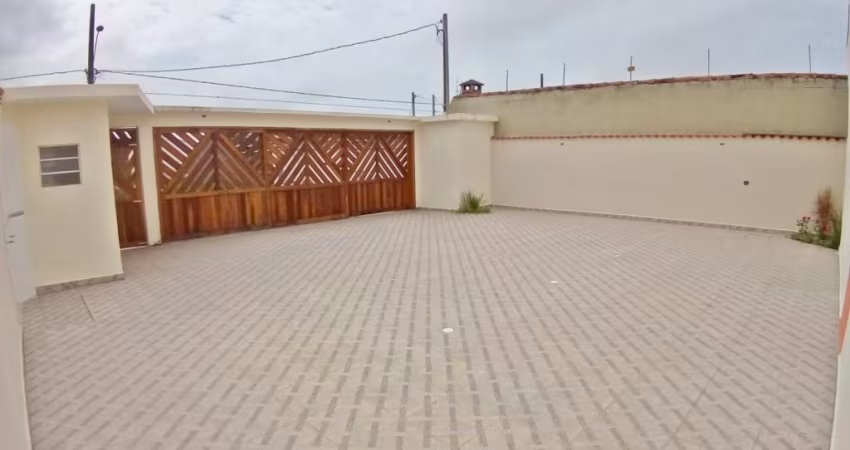 Ótima casa em condomínio no bairro Cibratel 2, em Itanhaém - sendo lado praia, em rua calçada.