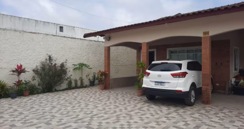 Ótima casa à venda no bairro Cibratel 2, em Itanhaém ** Localizada lado praia, em rua calçada; possui piscina e churrasqueira.