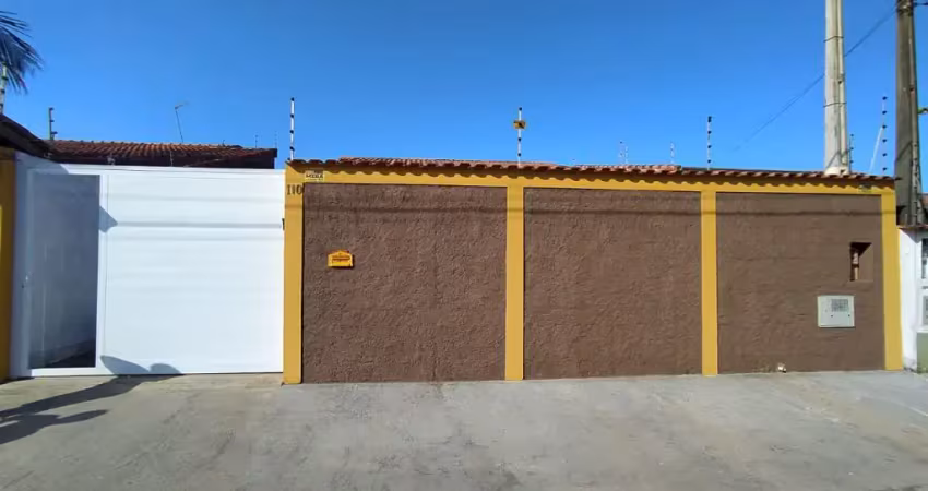 Ótima casa a venda no bairro Jardim Regina, em Itanhaém * Localizada lado praia, em rua calçada.
