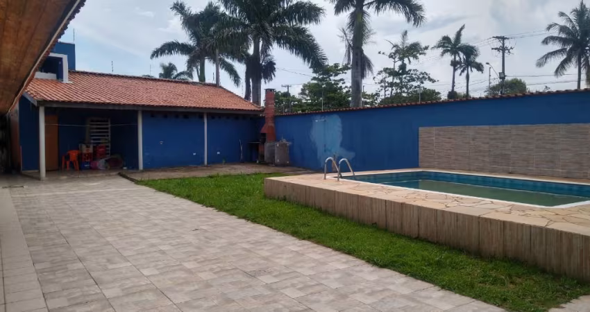 CASA COM PISCINA A VENDA EM ITANHAEM A 490M DO MAR - JD DIPLOMATA.