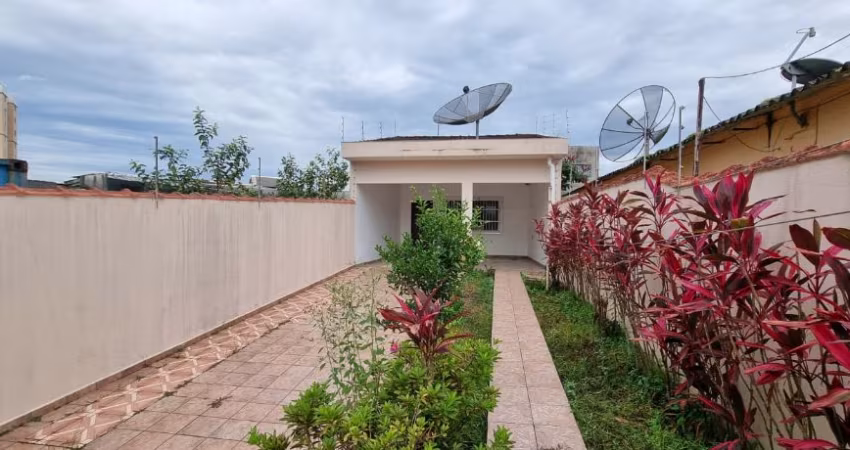 CASA A VENDA NO CENTRO DE ITANHAÉM Á 500M DO MAR.