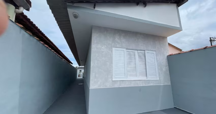 CASA COM PISCINA A VENDA EM MONGAGUÁ