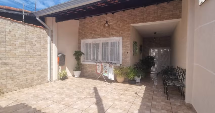 CASA A VENDA EM ITANHAÉM Á 400 METROS DO CENTRO DA CIDADE