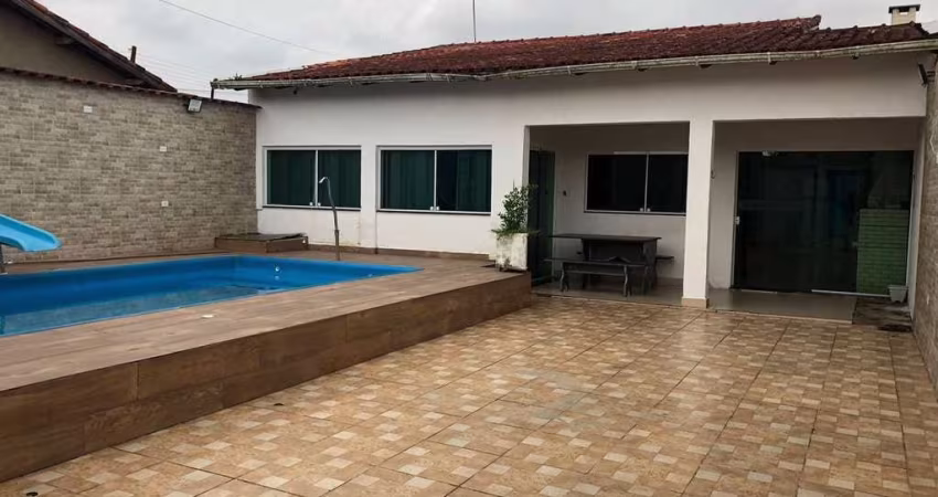 CASA COM PISCINA A VENDA EM ITANHAÉM Á 600M DO MAR .