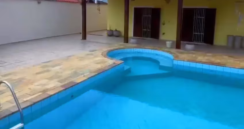 Oportunidade , casa com piscina , lote inteiro á 740m do mar