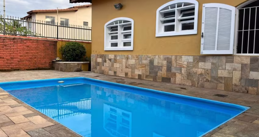 Casa com piscina e edicula á venda em Itanhaem , litoral sul de SP .