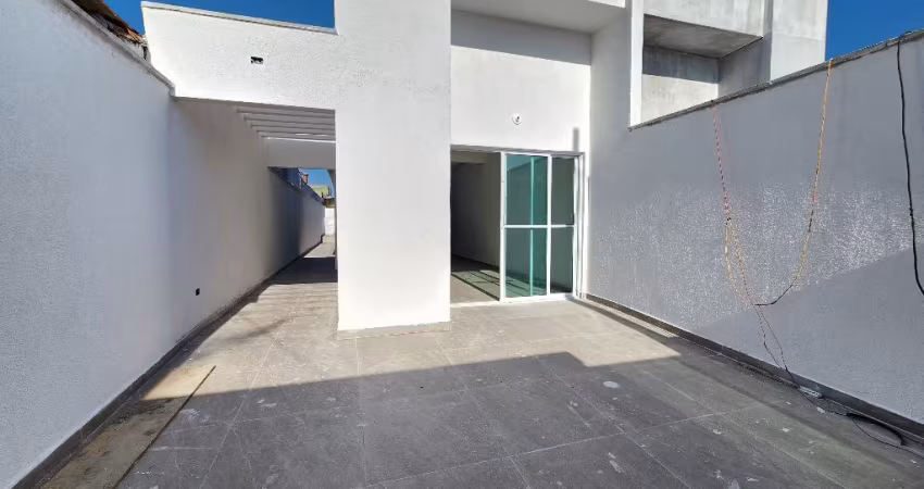 CASA COM PISCINA Á VENDA EM ITANHAÉM/SP.