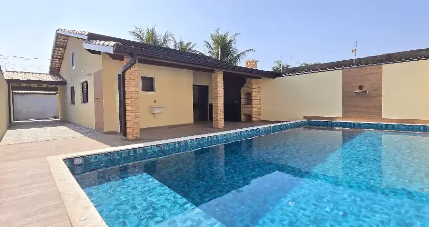 CASA COM ÓTIMO PADRÃO DE ACABAMENTO E PISCINA DE 9M - ITANHAÉM/SP.